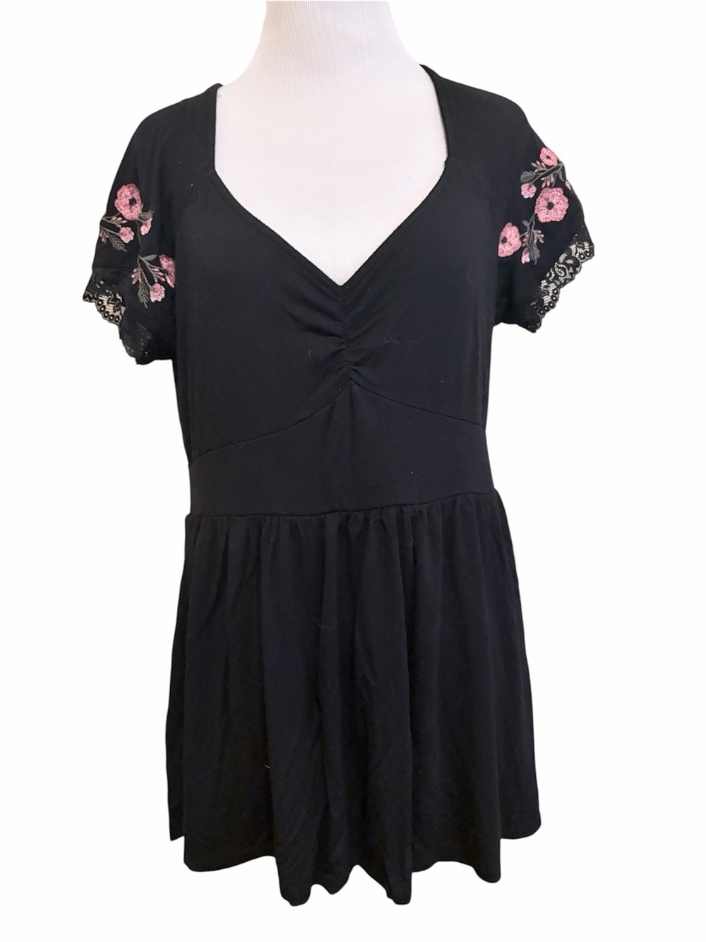 Torrid medium Women's Black Floral Embroidered Sleeve Ruched V-Neck Blouse Top